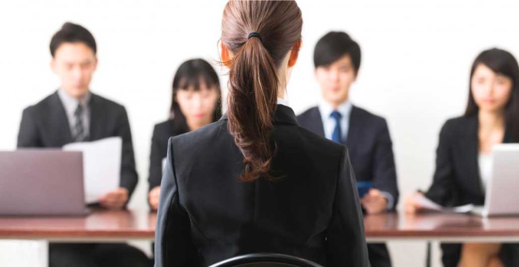 Một người đàn ông đang suy nghĩ về cách trả lời phỏng vấn