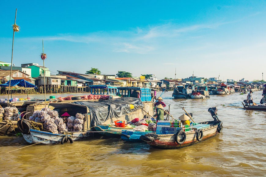 Cần Thơ nhìn từ trên cao với cầu Cần Thơ và các phương tiện di chuyển