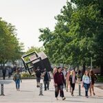 Sinh viên đi bộ trong khuôn viên trường Auraria.
