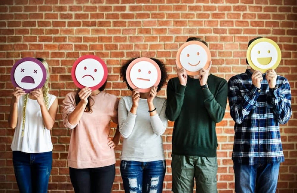 Một cô gái thể hiện cảm xúc ngạc nhiên trước vẻ đẹp của thiên nhiên