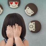 người phụ nữ thể hiện cảm xúc hạnh phúc khi nhận được tin tốt lành