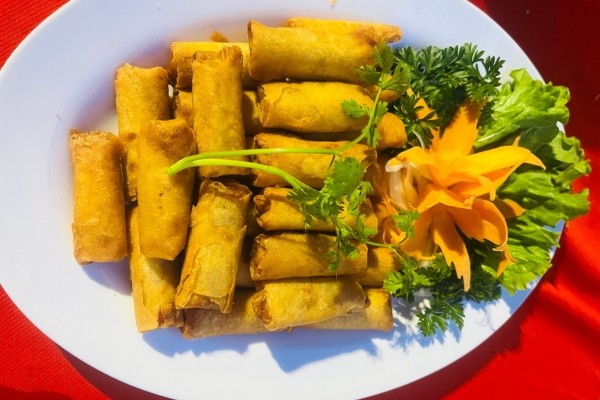 Nem rán giòn rụm, món ăn không thể thiếu trong thực đơn liên hoan lớp