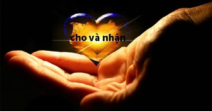 Người đàn ông cho người vô gia cư thức ăn
