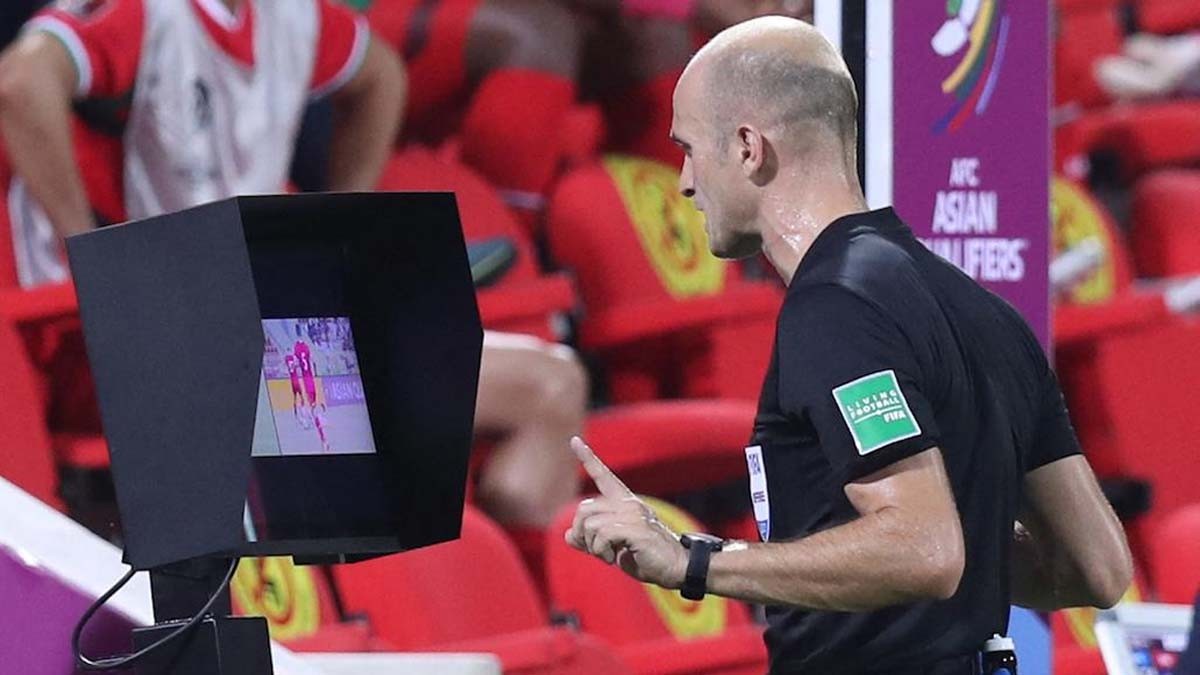 Công nghệ VAR (Video Assistant Referee) trong bóng đá