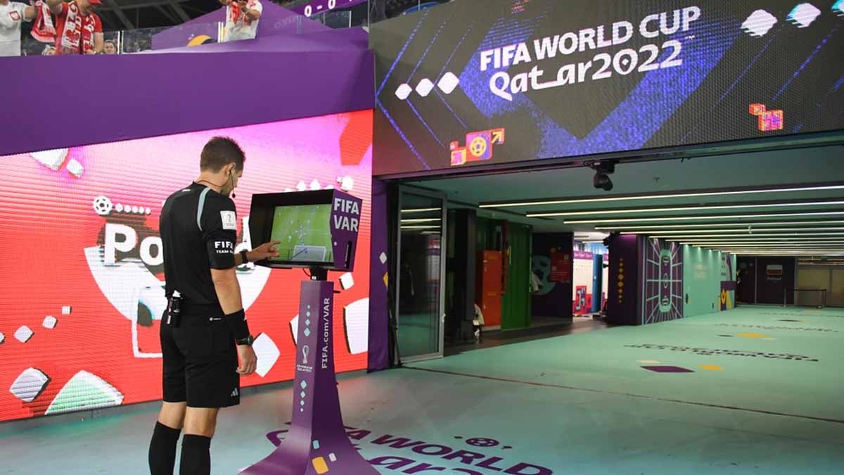 Trọng tài xem lại hình ảnh ghi chậm từ VAR tại World Cup 2022