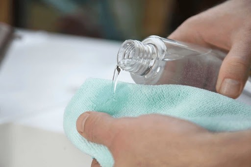 Sử dụng giấm ăn để kháng khuẩn, rửa sạch các vết bẩn trên quần áo,...