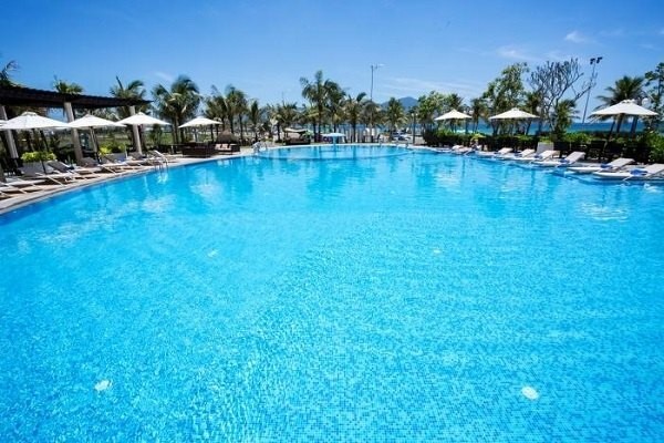Sử dụng bazơ để xử lý nước hồ bơi