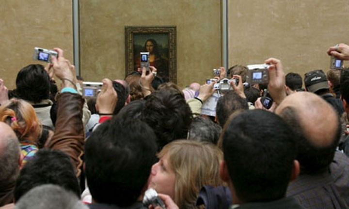Đám đông tham quan Mona Lisa tại bảo tàng Louvre, Paris, cho thấy sự cần thiết của quy định cấm chụp ảnh để kiểm soát lưu lượng khách