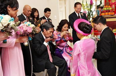 Cô dâu chú rể trao nhẫn cưới, biểu tượng của tình yêu vĩnh cửu