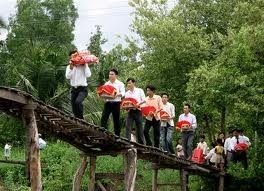 Đoàn nhà trai với sính lễ ăn hỏi, thể hiện sự chu đáo và tôn trọng nhà gái