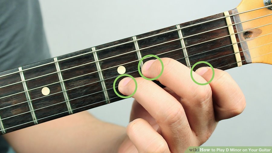 Đặt ngón áp út lên dây số 2, phím 3 để chơi hợp âm Rê thứ trên guitar