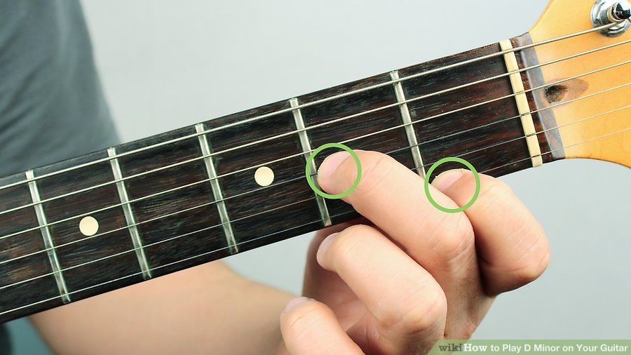 Đặt ngón giữa lên dây số 3, phím 2 để chơi hợp âm Rê thứ trên guitar