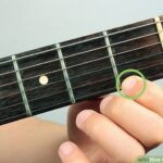 Đặt ngón trỏ lên dây số 1, phím 1 để chơi hợp âm Rê thứ trên guitar