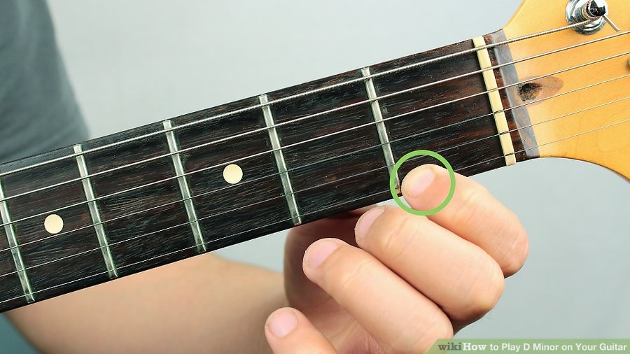 Đặt ngón trỏ lên dây số 1, phím 1 để chơi hợp âm Rê thứ trên guitar