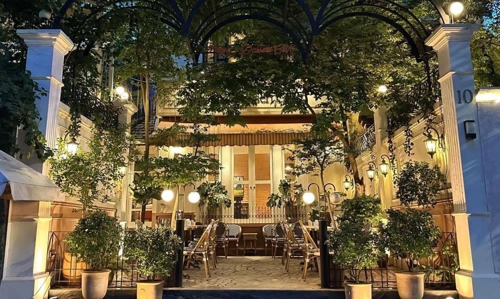 Toàn cảnh phía trước quán Papa's Dessert Cafe Khúc Hạo với kiến trúc Pháp cổ điển