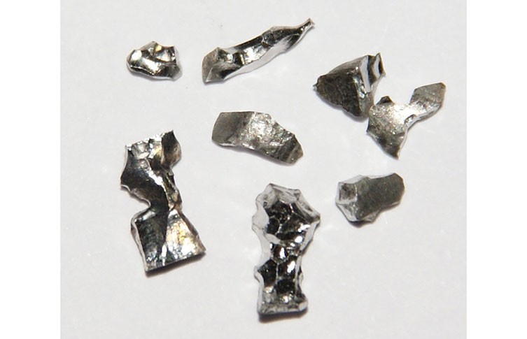 Mảnh kim loại iridium, một trong những kim loại hiếm nhất trên Trái Đất.