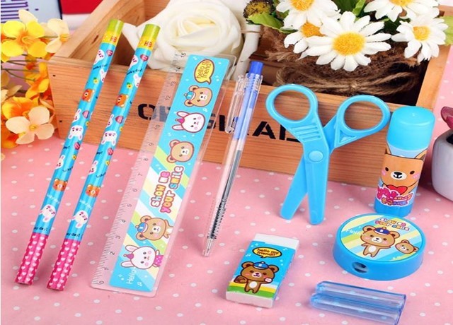 Học sinh lớp 6 hào hứng với dụng cụ học tập mới