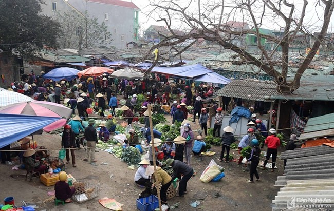 Bà lão ăn cơm