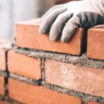 Tường rào gạch đỏ đơn giản nhưng vẫn đảm bảo tính thẩm mỹ và an toàn