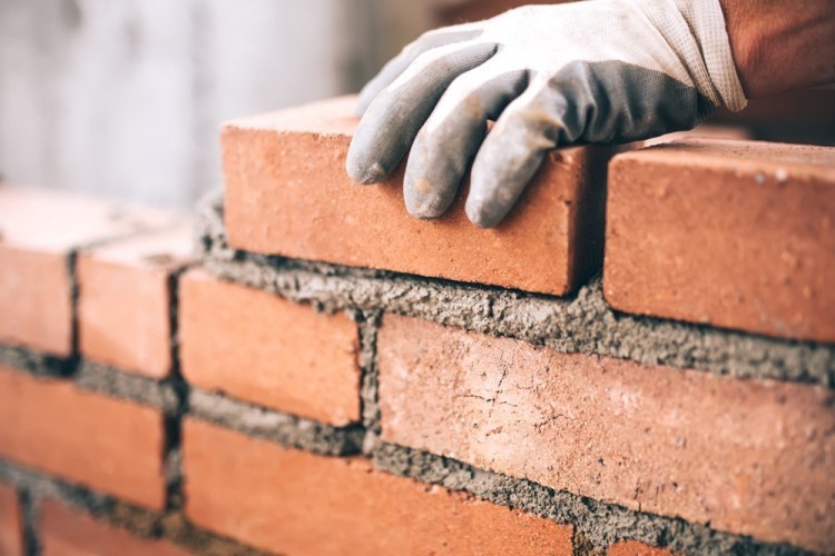 Tường rào gạch đỏ đơn giản nhưng vẫn đảm bảo tính thẩm mỹ và an toàn