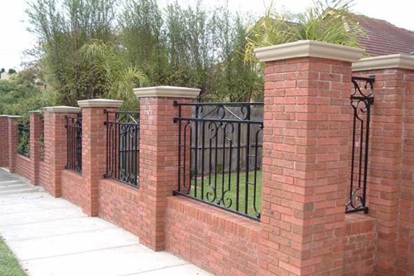 Một mẫu tường rào bê tông đơn giản, hiện đại và chắc chắn