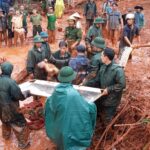 Hình ảnh người mẹ ôm con gái nhỏ, thể hiện tình yêu thương và sự che chở vô điều kiện