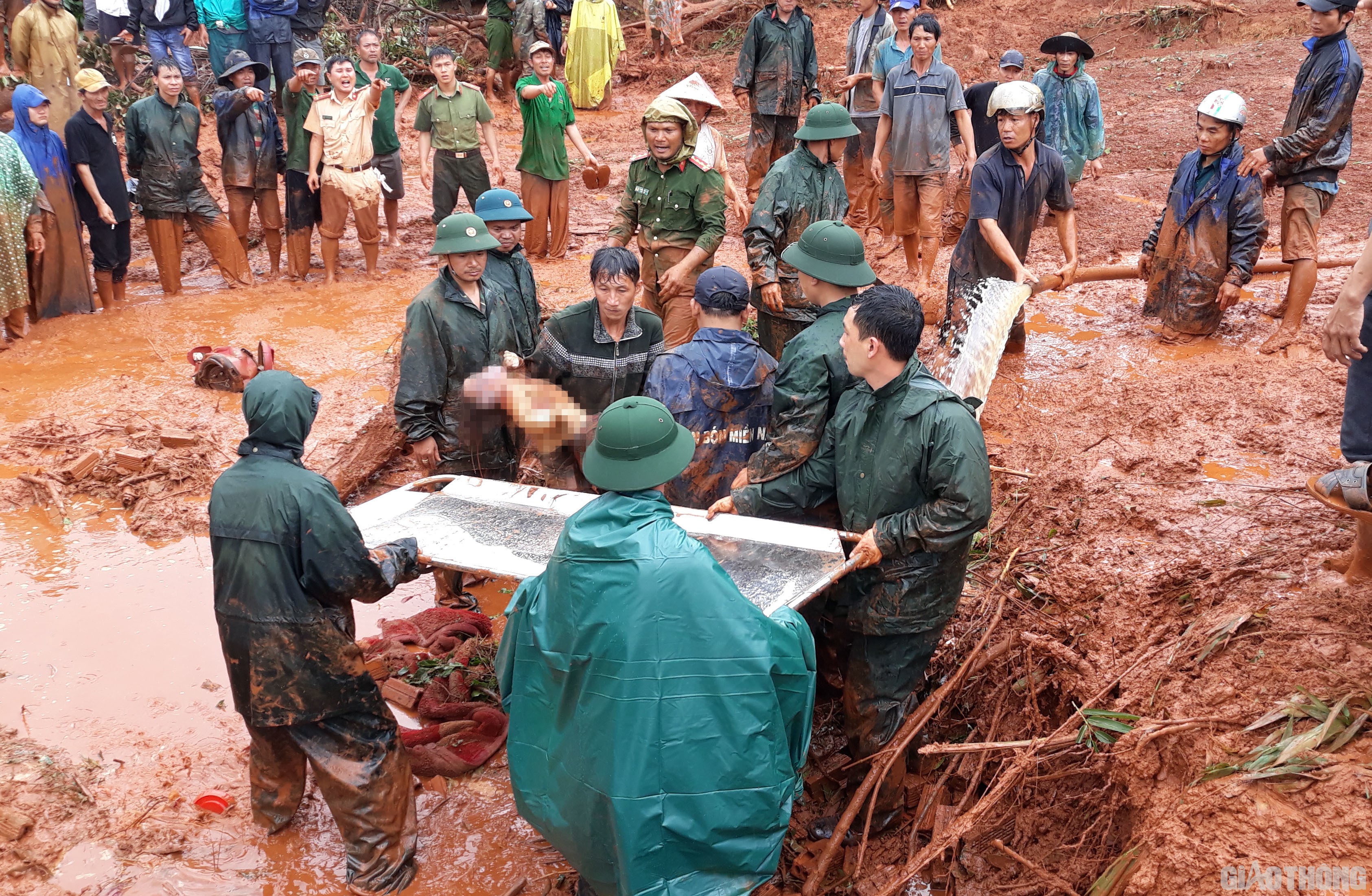 Hình ảnh người mẹ ôm con gái nhỏ, thể hiện tình yêu thương và sự che chở vô điều kiện