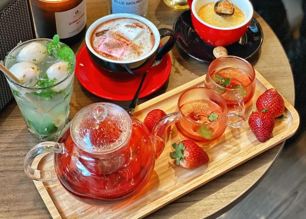 Thức uống đẹp mắt tại quán Lá x The Alkafes với trái cây tươi và trang trí tinh tế