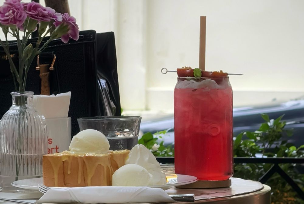 Đồ uống và thức ăn tại quán Papa's Dessert Cafe được trang trí đẹp mắt và hấp dẫn