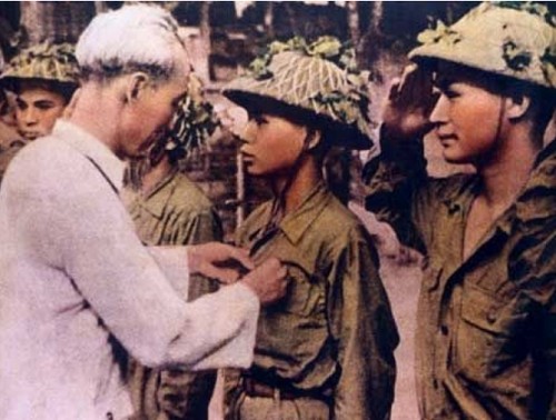 Hình ảnh minh họa cho đức tính cần cù trong công việc, thể hiện sự siêng năng và trách nhiệm cao.