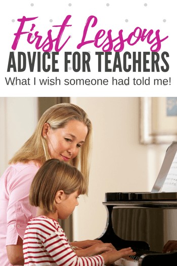 Cô bé đang học chơi đàn piano tại nhà, thể hiện sự tập trung và đam mê