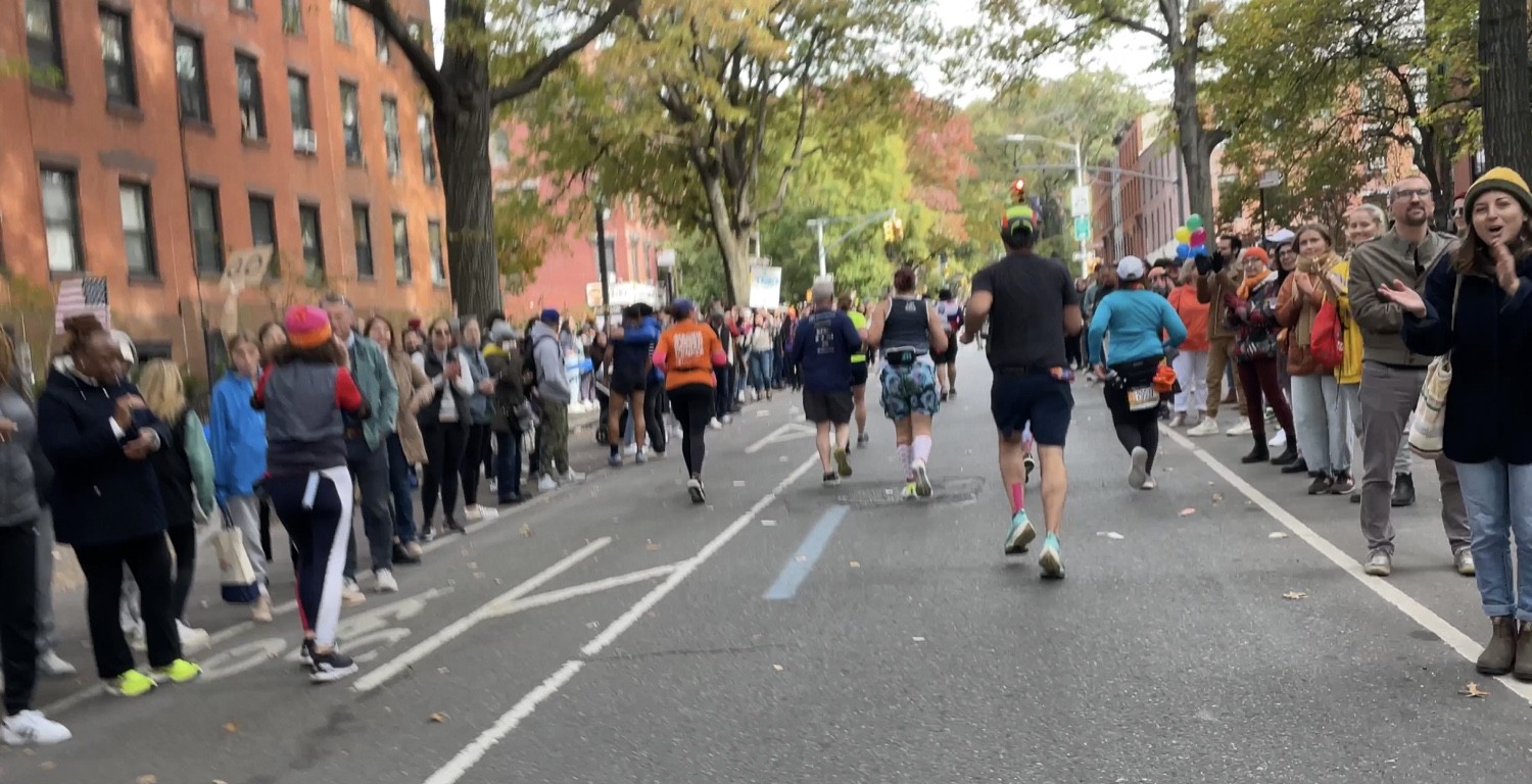 Người hâm mộ cổ vũ các vận động viên chạy marathon ở Fort Greene