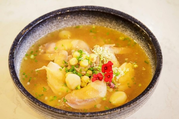 Gà hầm nhân sâm bổ dưỡng, thơm ngon