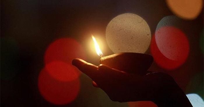 Gần mực thì đen, gần đèn thì sáng