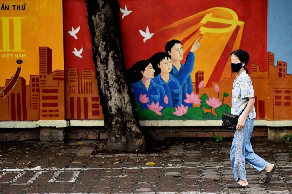 Người dân tham gia giao thông trên đường phố Hà Nội.