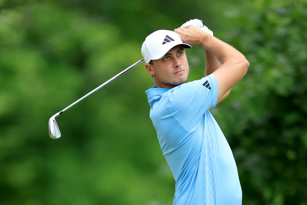 Ludvig Aberg thi đấu golf