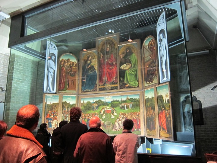 Ghent Altarpiece được trưng bày trong không gian hạn chế, nơi quy định cấm chụp ảnh giúp duy trì trật tự và luồng di chuyển của khách tham quan