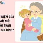 Hình ảnh bà ngoại và cháu gái đang trò chuyện vui vẻ trong vườn cây xanh mát
