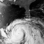 Ảnh chụp từ vệ tinh cho thấy một cơn bão hurricane khổng lồ trên Đại Tây Dương, với mắt bão rõ ràng và các dải mây xoắn ốc.