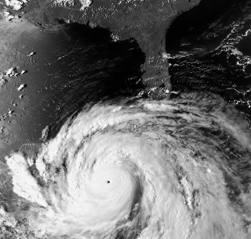 Ảnh chụp từ vệ tinh cho thấy một cơn bão hurricane khổng lồ trên Đại Tây Dương, với mắt bão rõ ràng và các dải mây xoắn ốc.