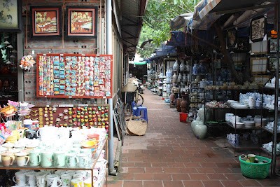 Gốm sứ đa dạng tại chợ Bát Tràng