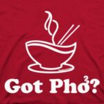 Một người thợ thủ công lành nghề đang tạo ra một sản phẩm tinh xảo, thể hiện sự khéo léo và sáng tạo của người Việt.