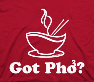 Một người thợ thủ công lành nghề đang tạo ra một sản phẩm tinh xảo, thể hiện sự khéo léo và sáng tạo của người Việt.