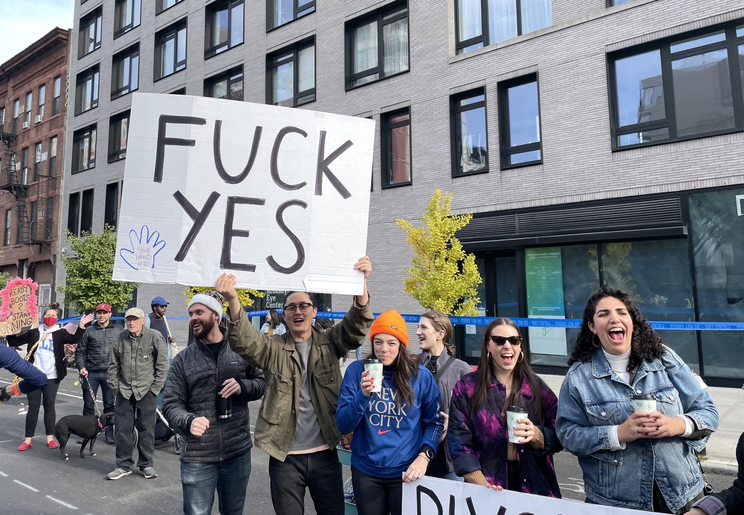 Một khán giả của NYC Marathon cầm tấm biển có nội dung