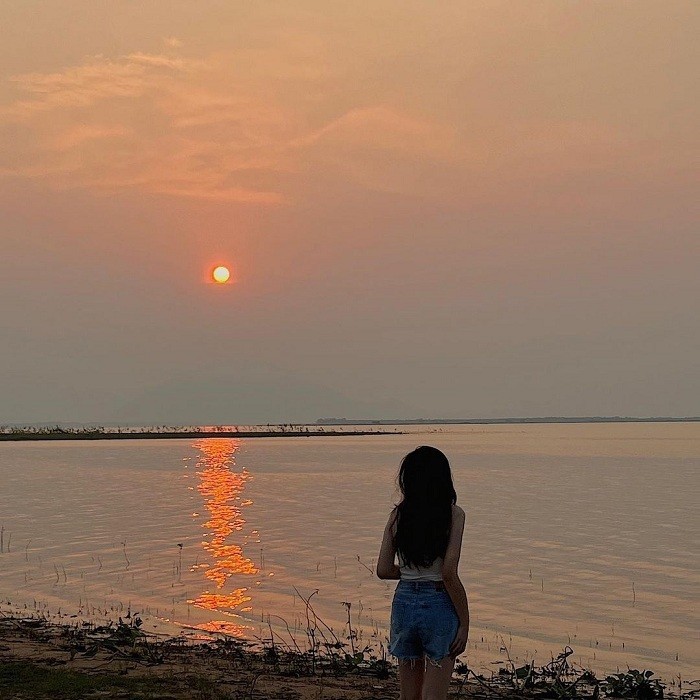 Hồ Dầu Tiếng nhìn từ trên cao, một trong những hồ nhân tạo lớn nhất Việt Nam với làn nước xanh biếc