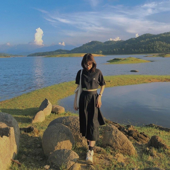 Mặt hồ Phú Ninh xanh biếc, phản chiếu những ngọn núi xung quanh, tạo nên một bức tranh thiên nhiên tuyệt đẹp
