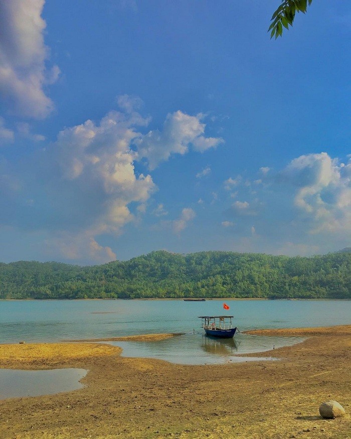 Du khách thích thú với hoạt động trượt Zipline trên hồ Phú Ninh, một trải nghiệm đầy thử thách và thú vị