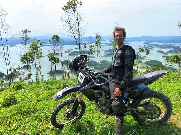Toàn cảnh hồ Thác Bà từ trên cao, với hàng ngàn hòn đảo lớn nhỏ nhấp nhô trên mặt nước
