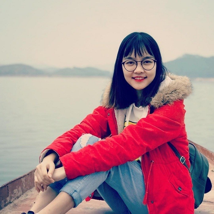 Du khách chèo thuyền kayak trên hồ Thác Bà, khám phá những hòn đảo nhỏ và tận hưởng không khí trong lành
