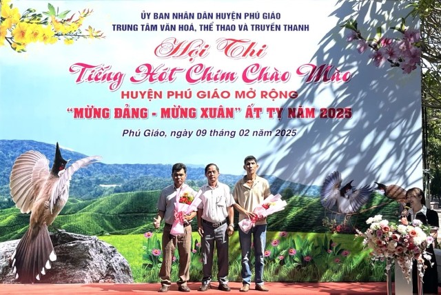 Ảnh: Ông Đặng Quang Vinh, Phó Giám đốc Trung tâm Văn hóa, Thể thao và Truyền thanh huyện trao hoa tri ân các đơn vị đồng hành cùng Hội thi.